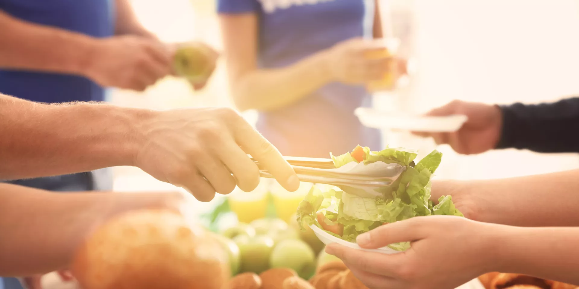 Des bénévoles servent un repas